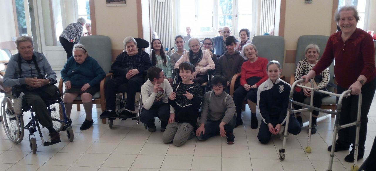 I bambini in visita alla casa di riposo di Viganò