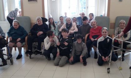 I bambini in visita alla casa di riposo di Viganò