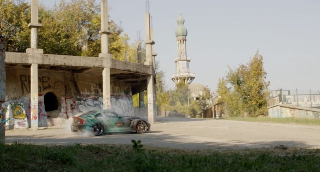 Una super car sfreccia sulle strade di Consonno VIDEO