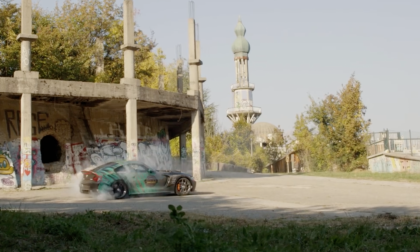 Una super car sfreccia sulle strade di Consonno VIDEO