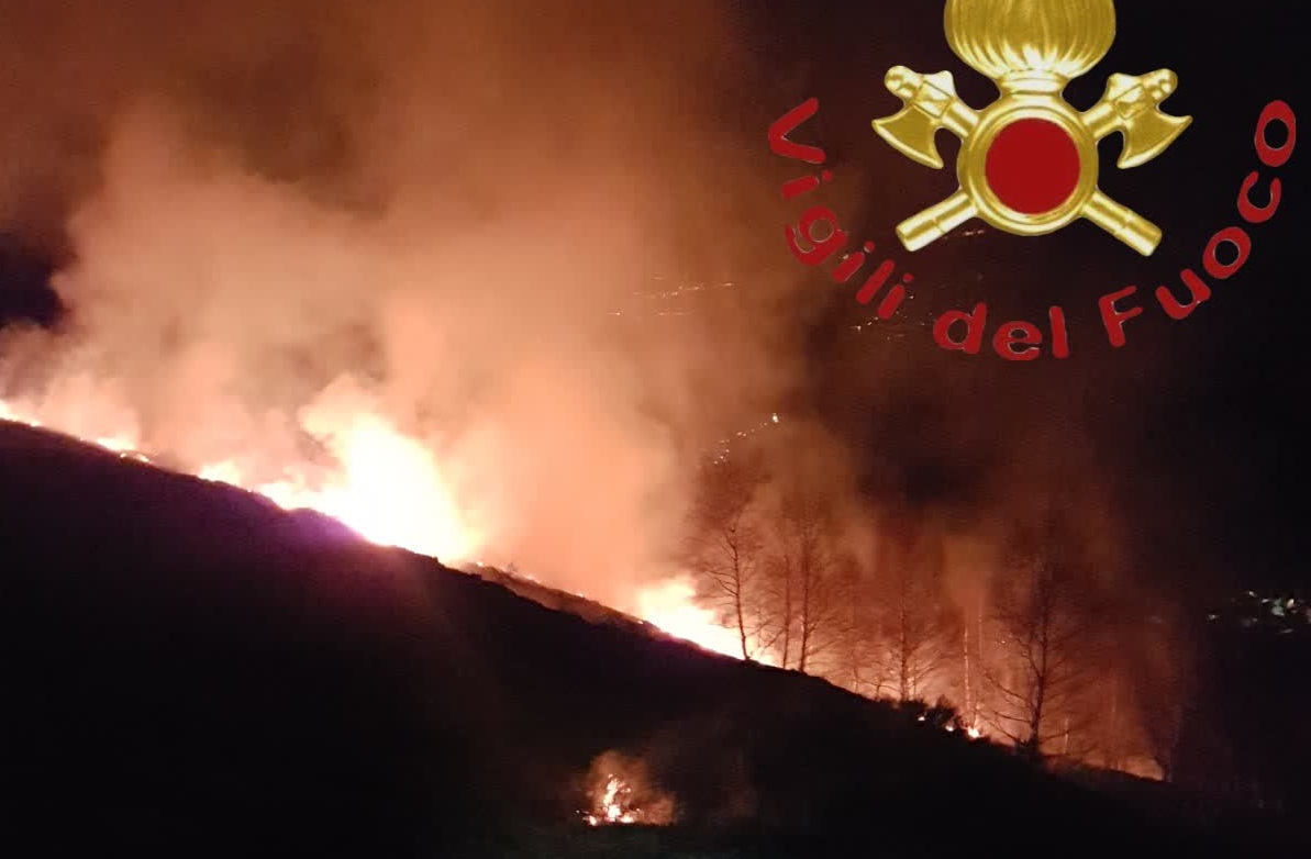Incendio boschivo a Dosso del Liro FOTO