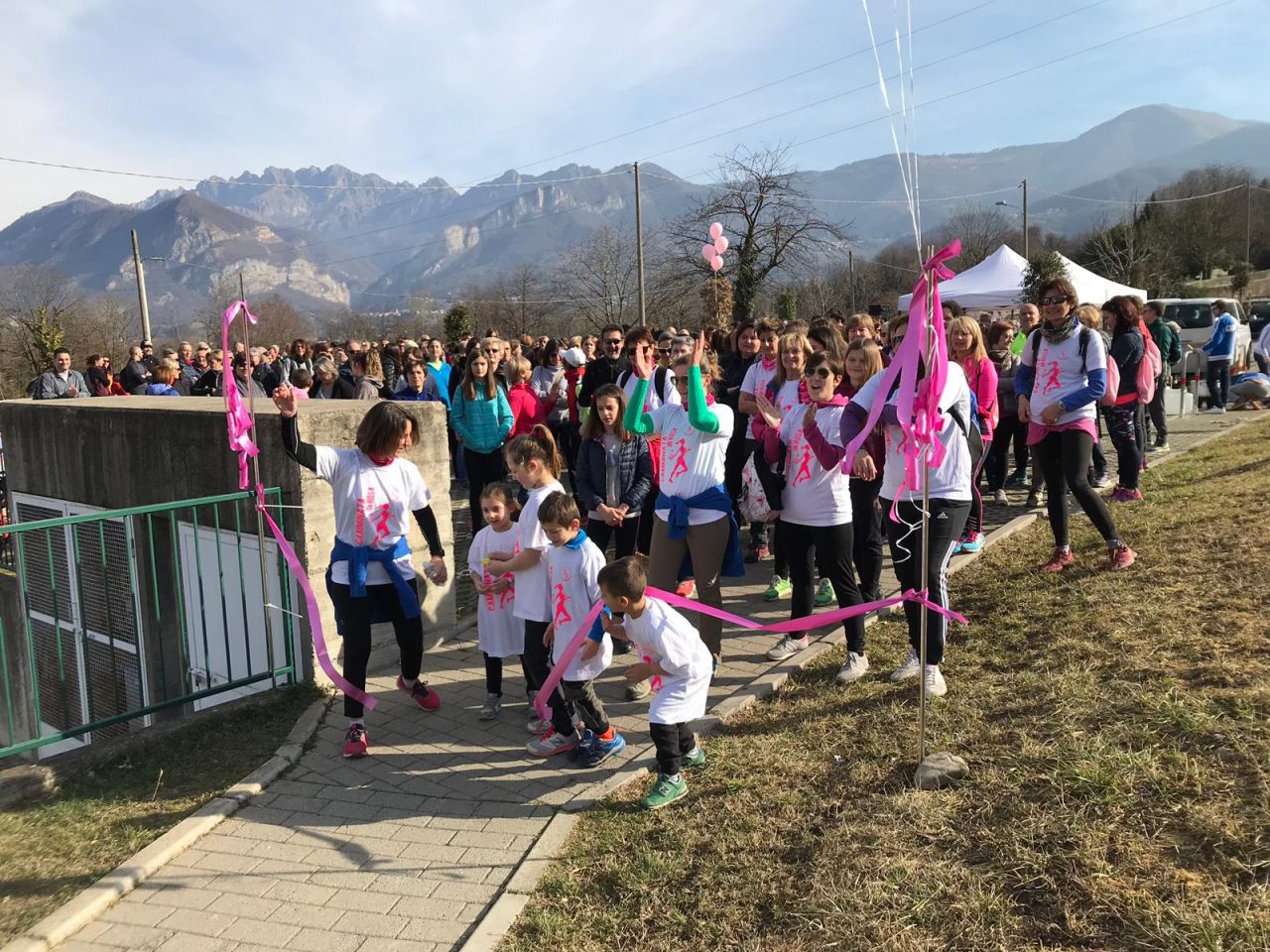 Valgreghentino: che successo per la “Camminata in Rosa” FOTO