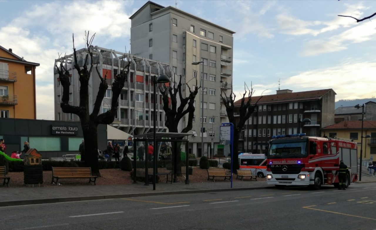 Bimbo incastrato nell’altalena salvato da sanitari e Vigili del Fuoco FOTO