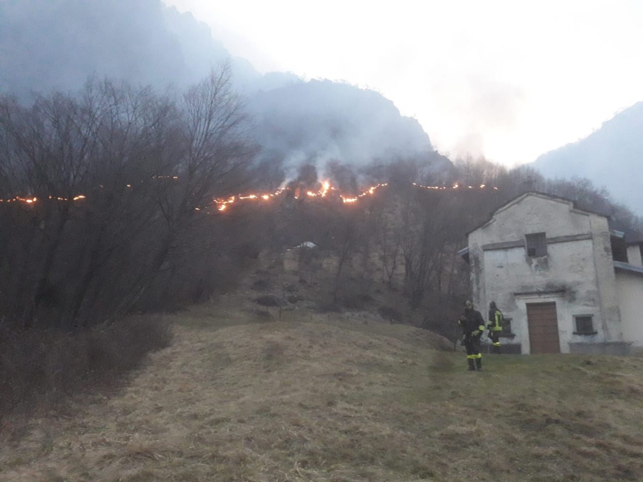Incendio a Carlazzo: il Monte Pidaggia continua a bruciare FOTO