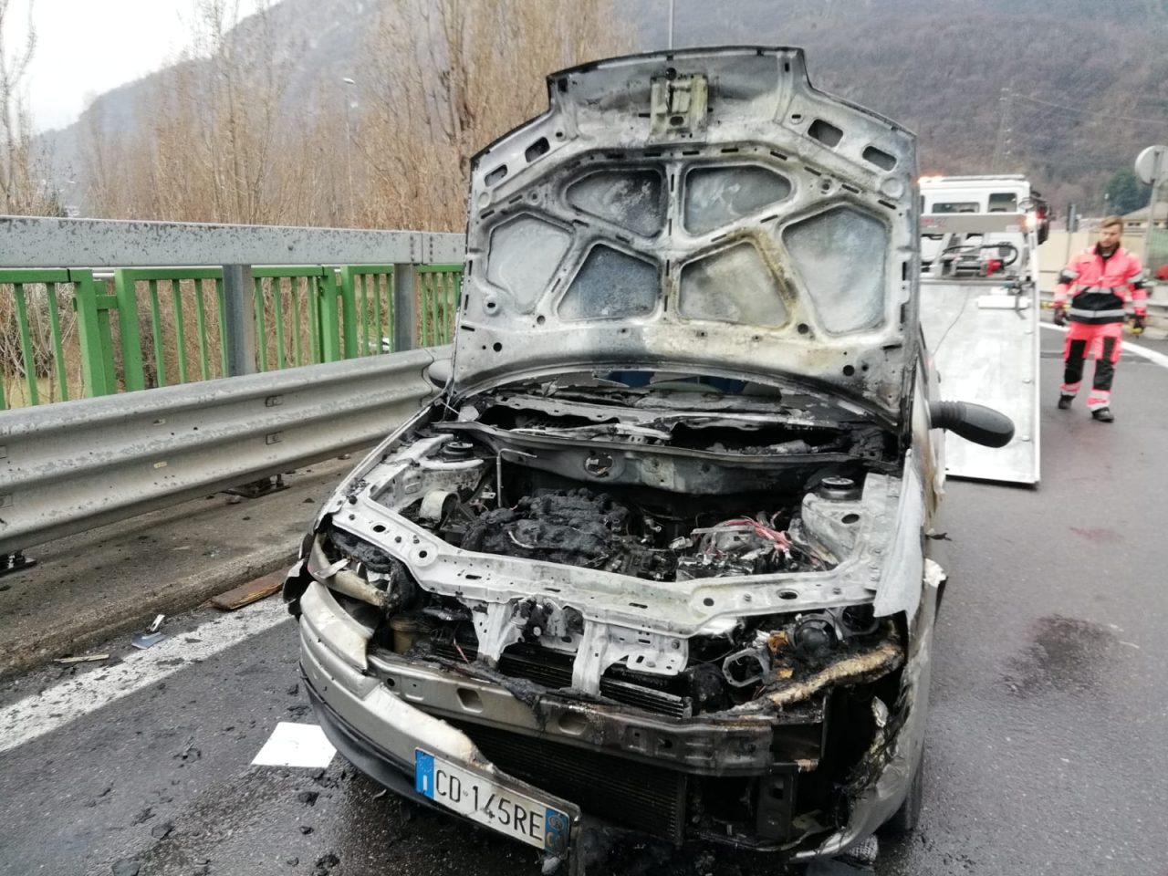 Auto incendiata: ponte temporaneamente chiuso e traffico in tilt FOTO