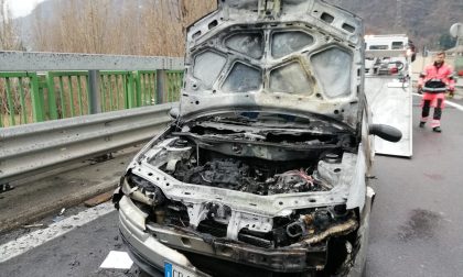 Auto incendiata: ponte temporaneamente chiuso e traffico in tilt FOTO