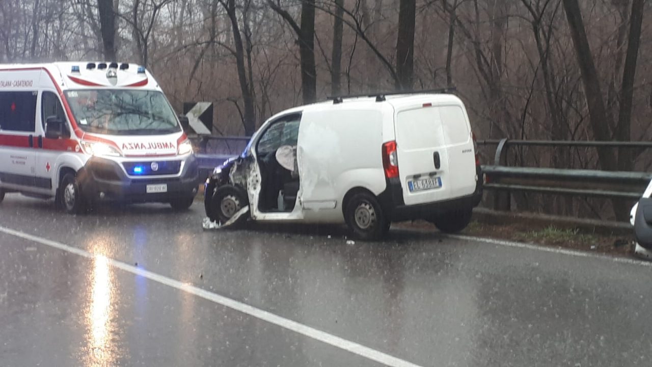 Incidente stradale, auto contro un camion: grave 46enne FOTO