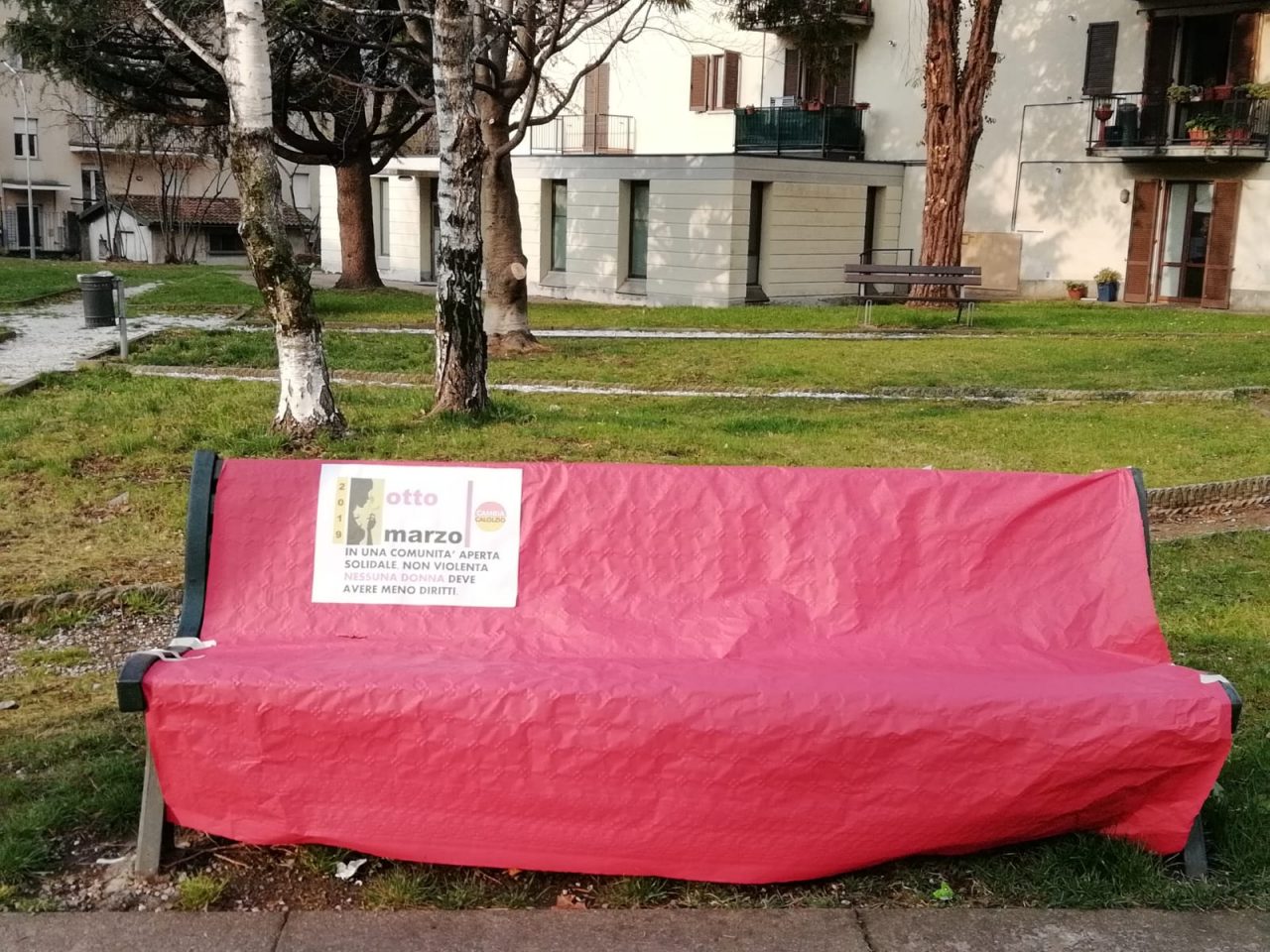 Una panchina rossa per dire no alla violenza contro le donne FOTO