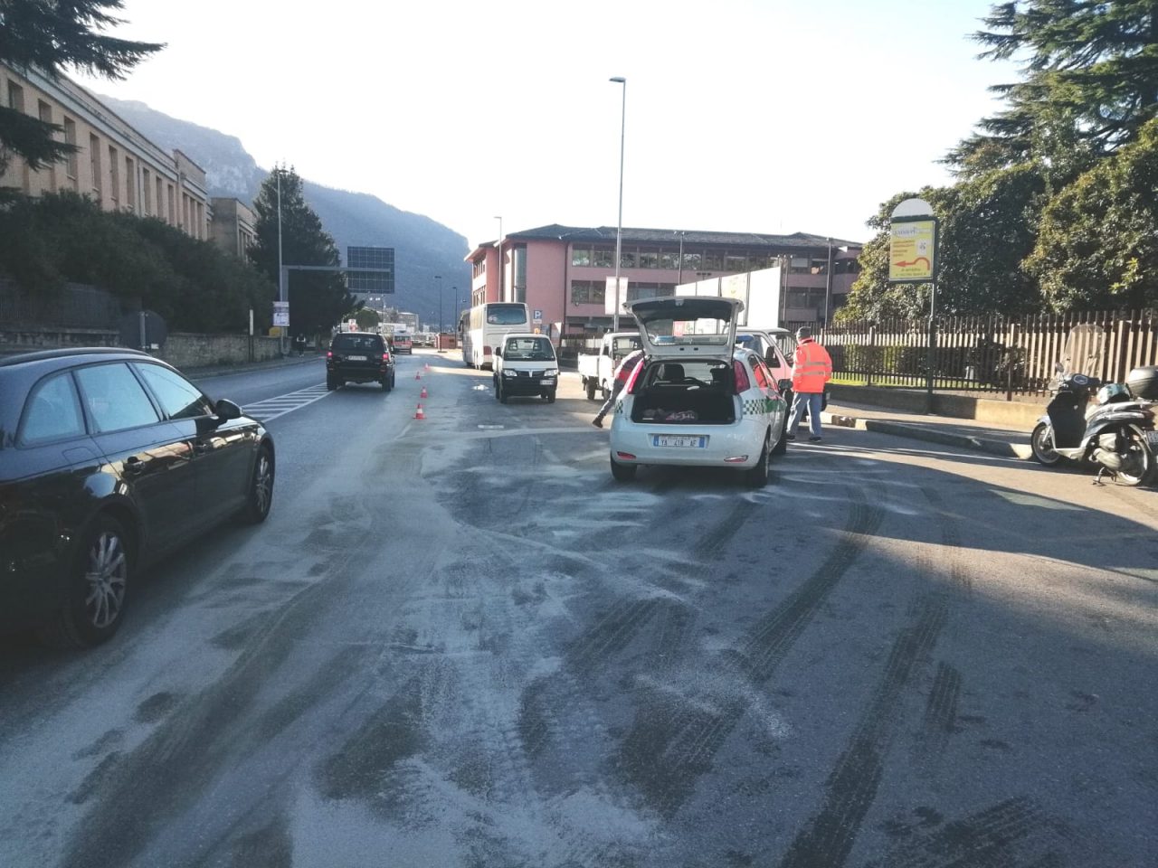 Autocarro perde gasolio in strada: traffico in tilt a Lecco FOTO