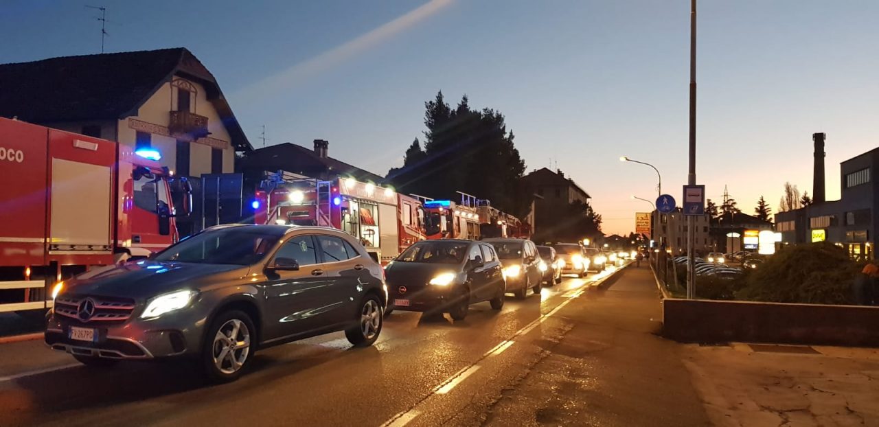 Maxi intervento dei Vigili del Fuoco: a fuoco il tetto di una casa e un albero FOTO