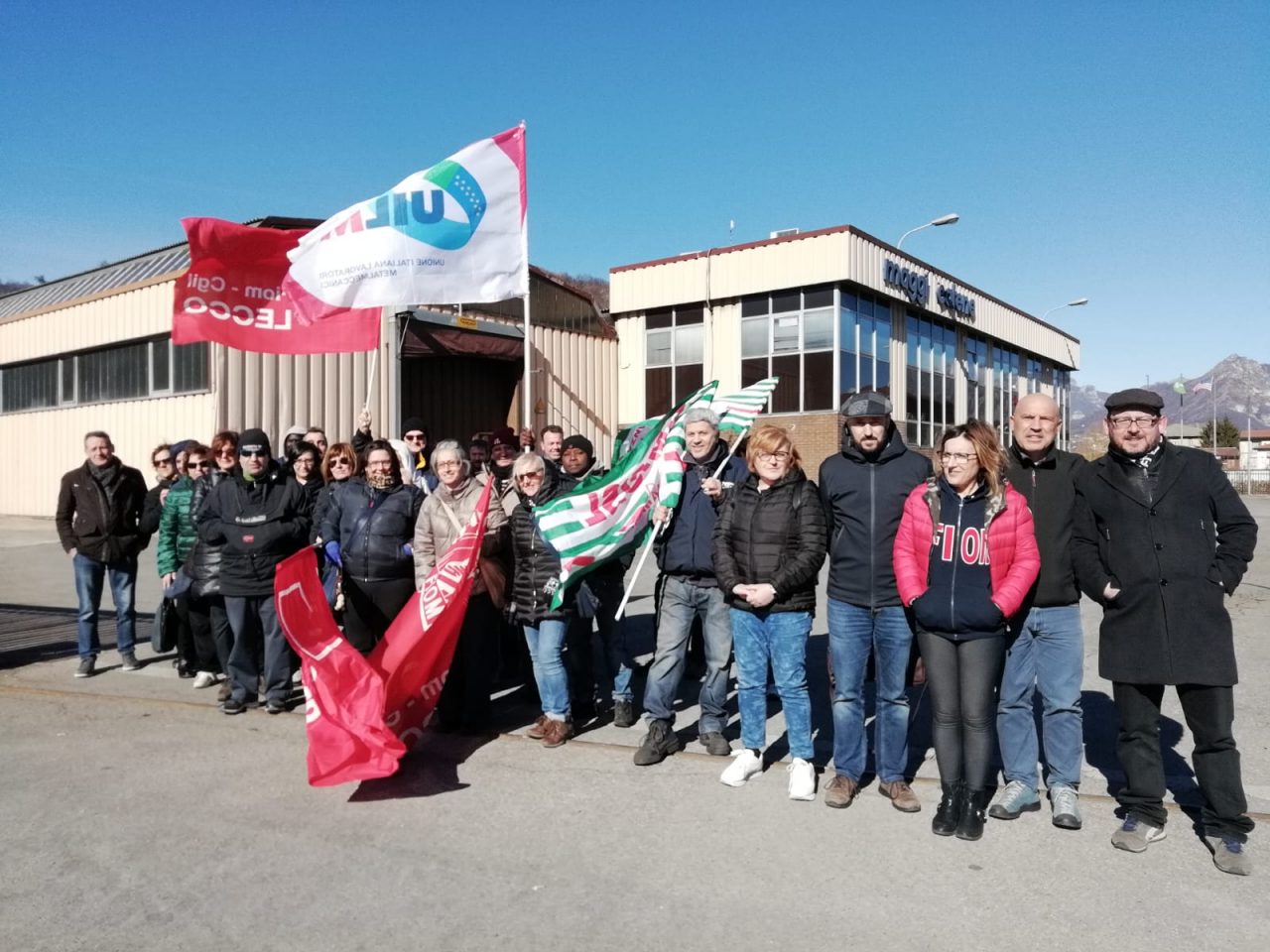 Gli operai della Maggi Catene incrociano le braccia: picchetto davanti all’azienda FOTO