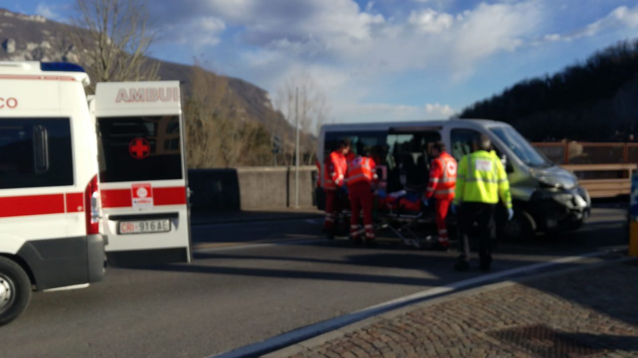 Furgone esce fuori strada e investe un passante sul Ponte Azzone Visconti  FOTO