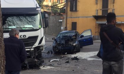 Grave incidente, auto contro un camion ai curvoni FOTO