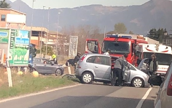 Auto contro camion, soccorsa una giovane ad Osnago