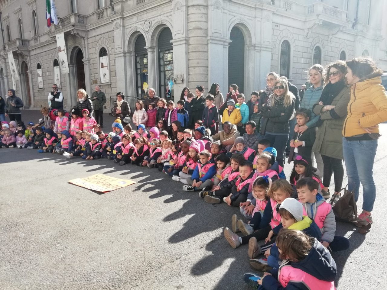 Bimbi in piazza con Linee Lecco per il taglio del nastro del bus con pedana per diversamente abili FOTO e VIDEO