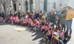 Bimbi in piazza con Linee Lecco per il taglio del nastro del bus con pedana per diversamente abili FOTO e VIDEO