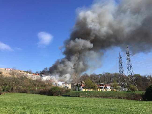 Incendio discarica Mariano Comense. I sindaci della Brianza invitano a tenere le finestre chiuse