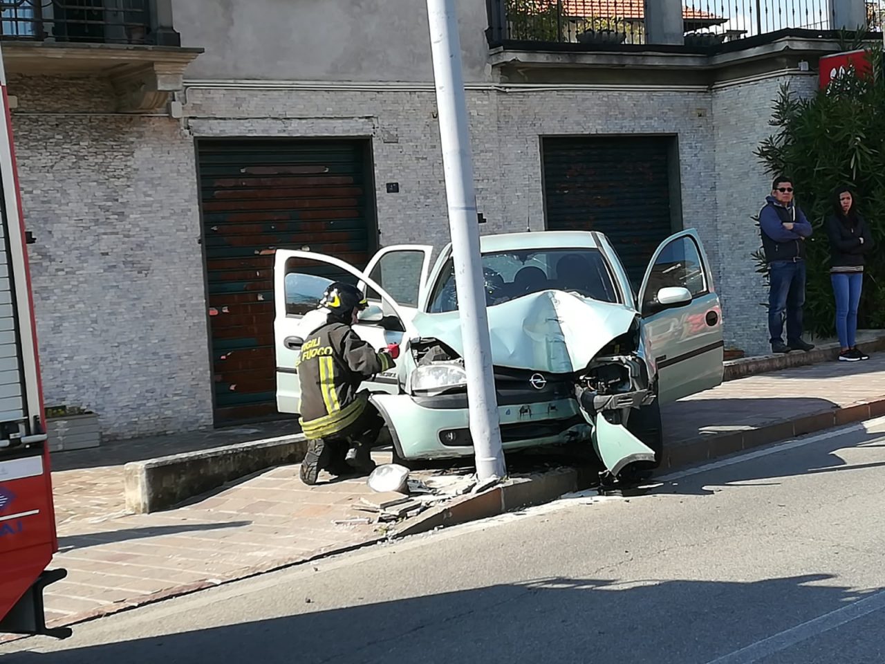 Si schianta contro un palo della luce: 64enne in ospedale in condizioni serie FOTO