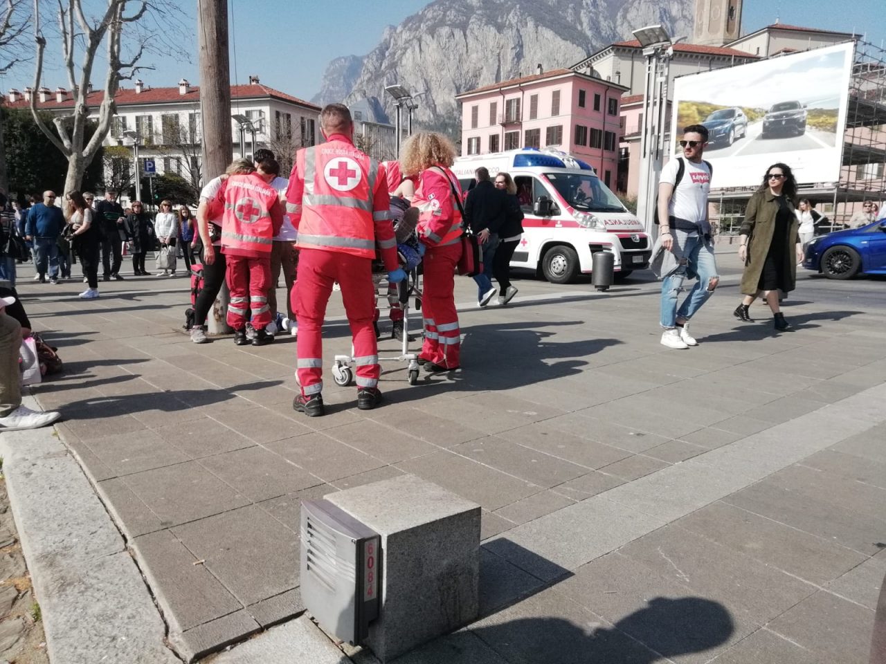 Scivola e si ferisce in piazza, una passante si spaventa e perde i sensi