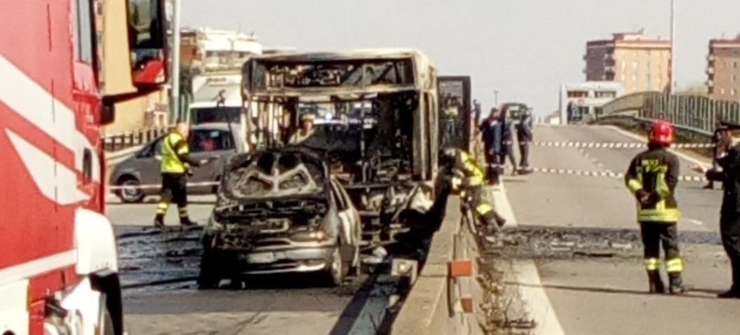 Bus sequestrato, il VIDEO dell’autista mentre riempie le taniche di benzina