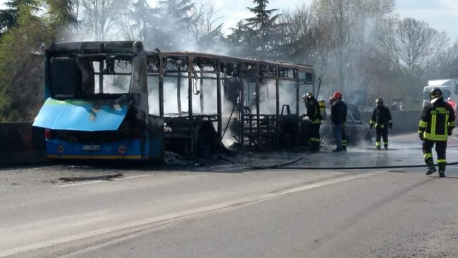 Autobus incendiato, Fontana: “I ragazzi stanno bene, ma il responsabile deve pagare”