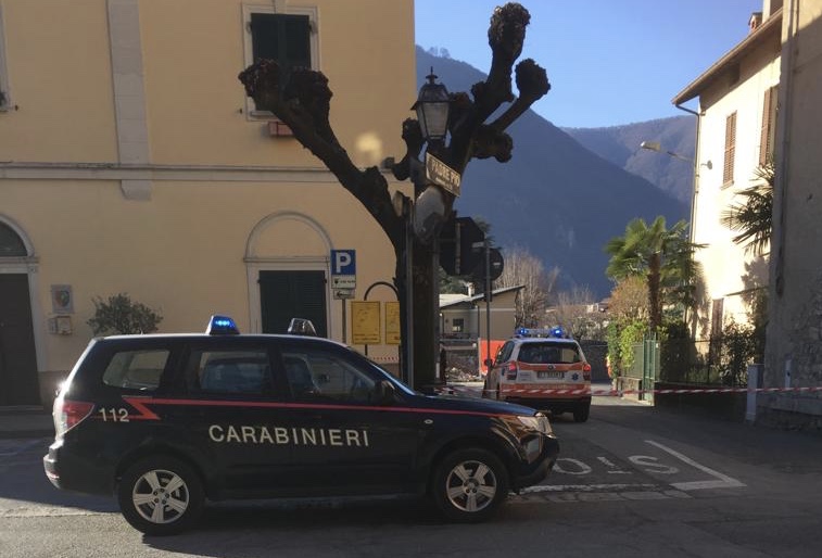 Uomo trovato morto sulla scala anti-incendio del Municipio