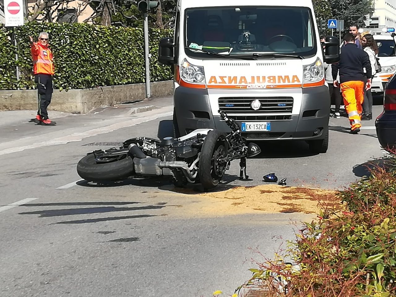 Scontro auto moto, ferito un motociclista FOTO