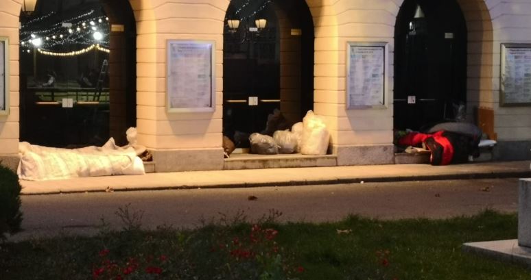 Ordinanza anti clochard, la Sinistra contro il sindaco: “Forti con i deboli e deboli con  forti”