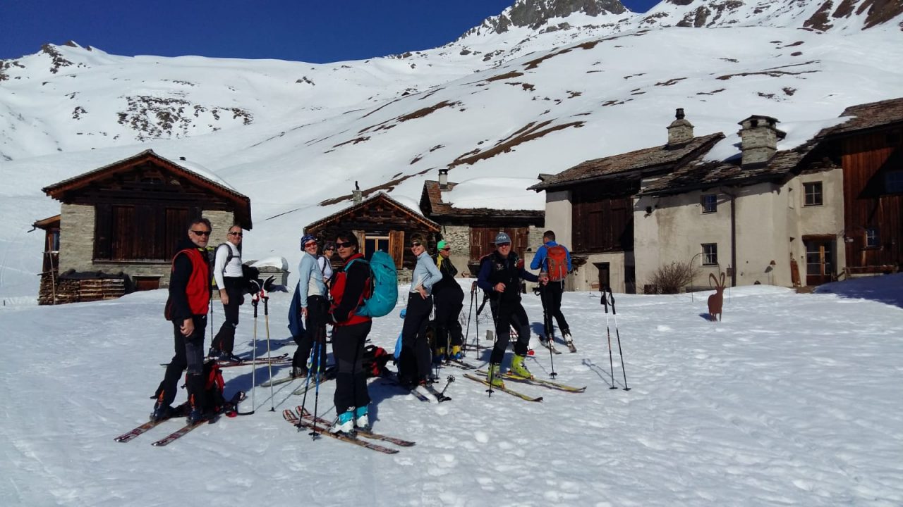 Scialpinisti del Cai Strada Storta in cima al Piz Grevasalvas