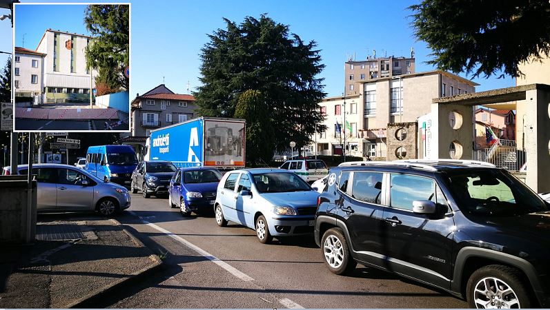 Pericolo crolli dopo il forte vento: strade chiuse e traffico in tilt. Chiuso anche un asilo FOTO