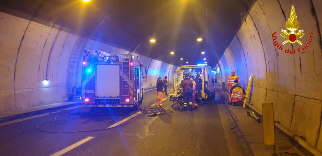 Ambulanza tamponata in galleria: è morto il paziente trasportato