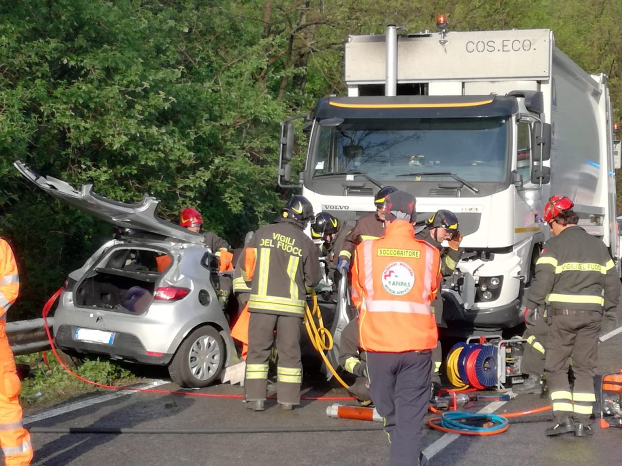Auto si schianta contro un camion: ferito un giovane FOTO