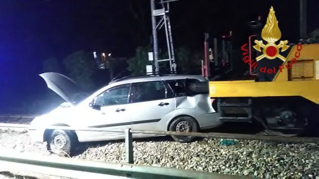 Schianto: treno contro un’auto sui binari