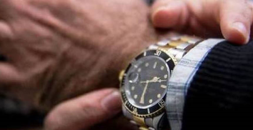 Gli chiede di fare l’amore per derubarlo del Rolex