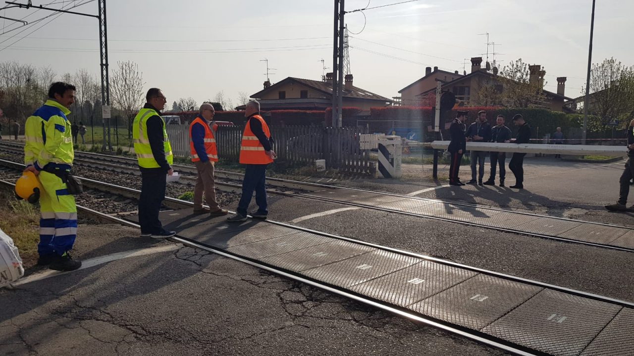 E’ morto il 45enne investito dal treno. Circolazione ripresa ma pesanti ritardi FOTO