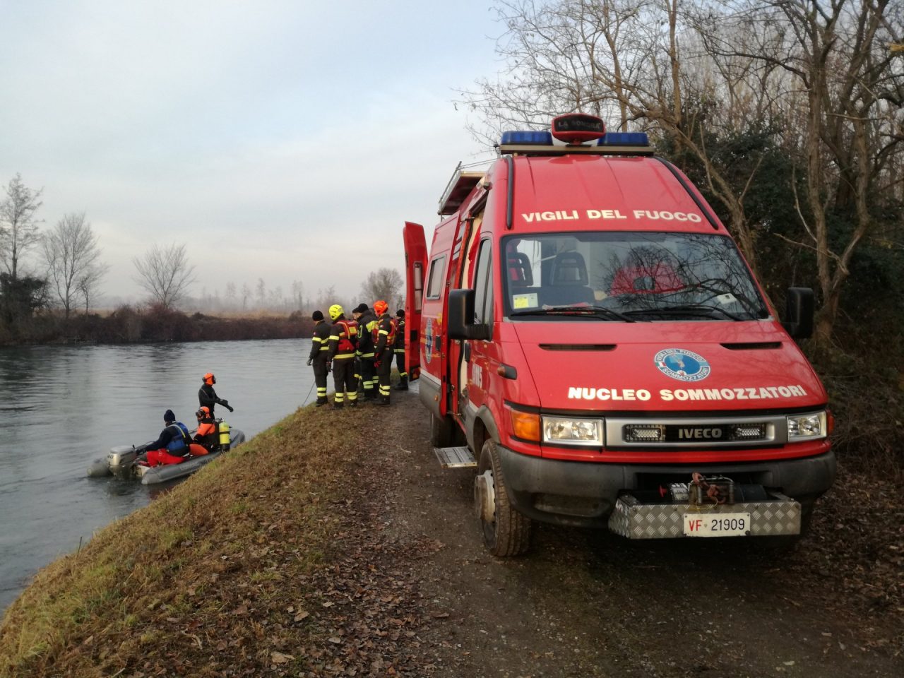 Cadavere di un uomo nelle acque del lago