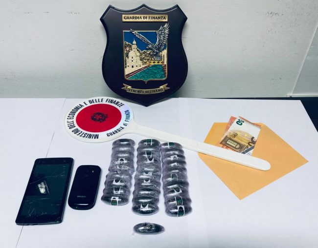 Scende dal treno carico di droga, arrestato 30enne