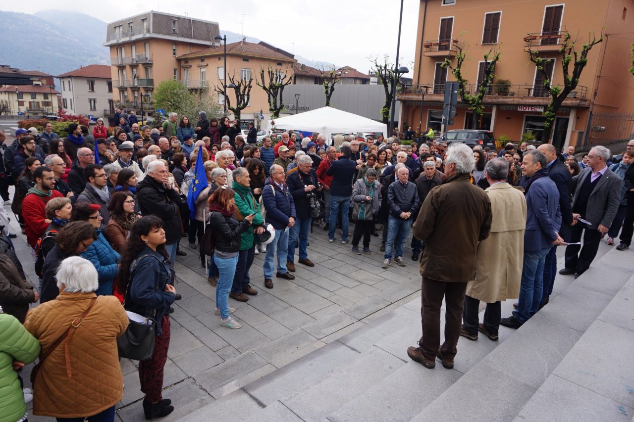 “Zone rosse” per i Cas: presidio davanti al Comune di Calolzio FOTO E VIDEO