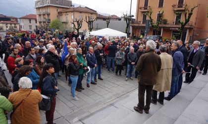 "Zone rosse" per i Cas: presidio davanti al Comune di Calolzio FOTO E VIDEO