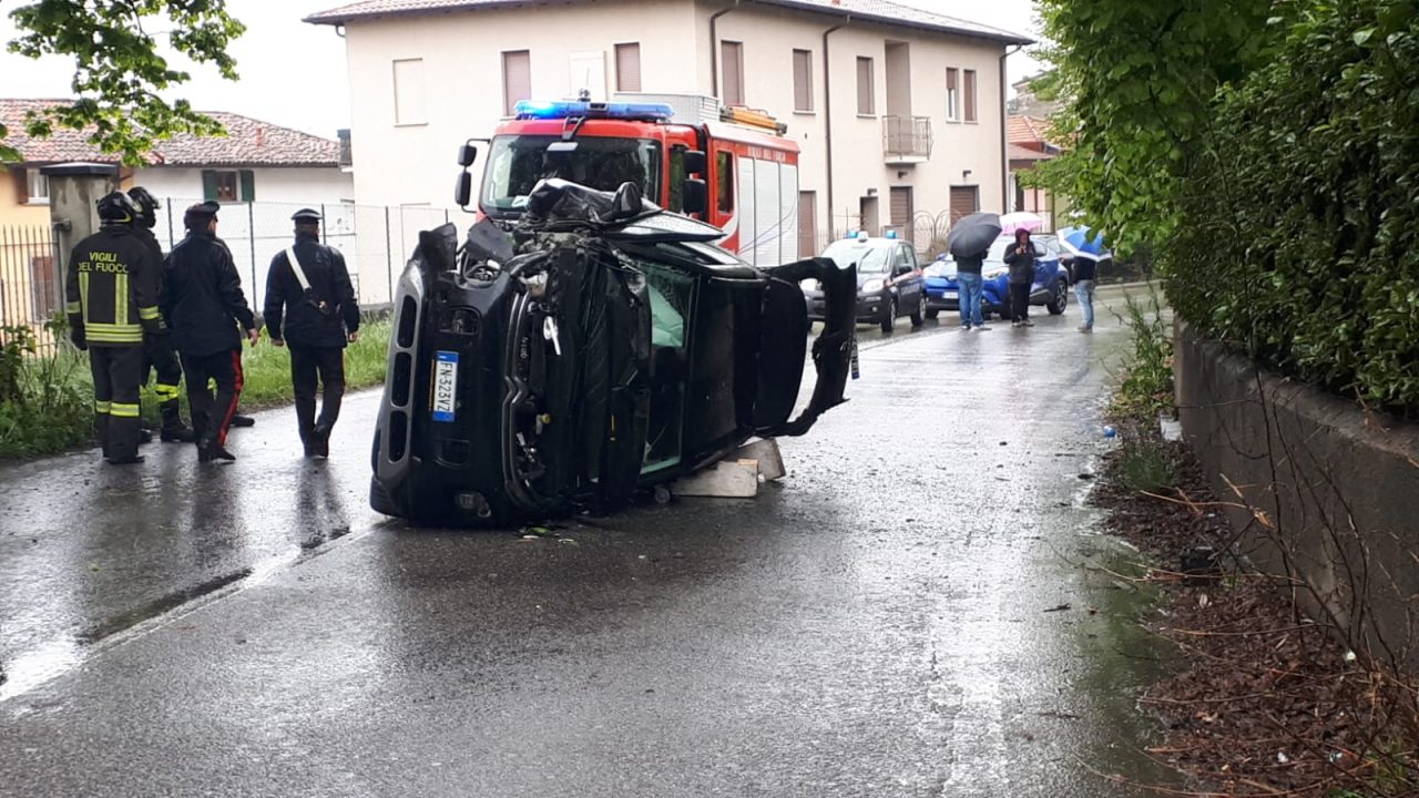Auto ribaltata a Monticello, provinciale chiusa al traffico per oltre un’ora FOTO