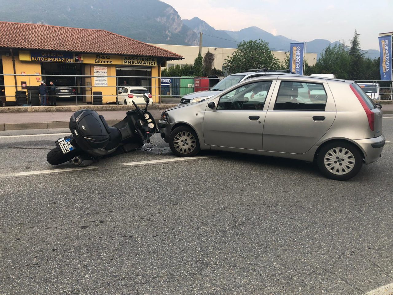Motociclo si schianta contro auto: Il VIDEO IN DIRETTA