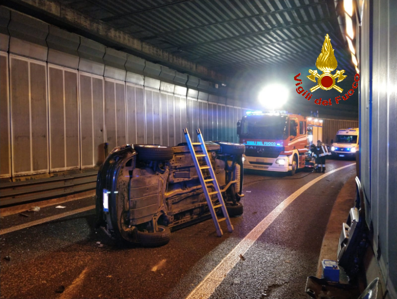 Auto ribaltata sulla Statale 36 all’uscita della Meridiana