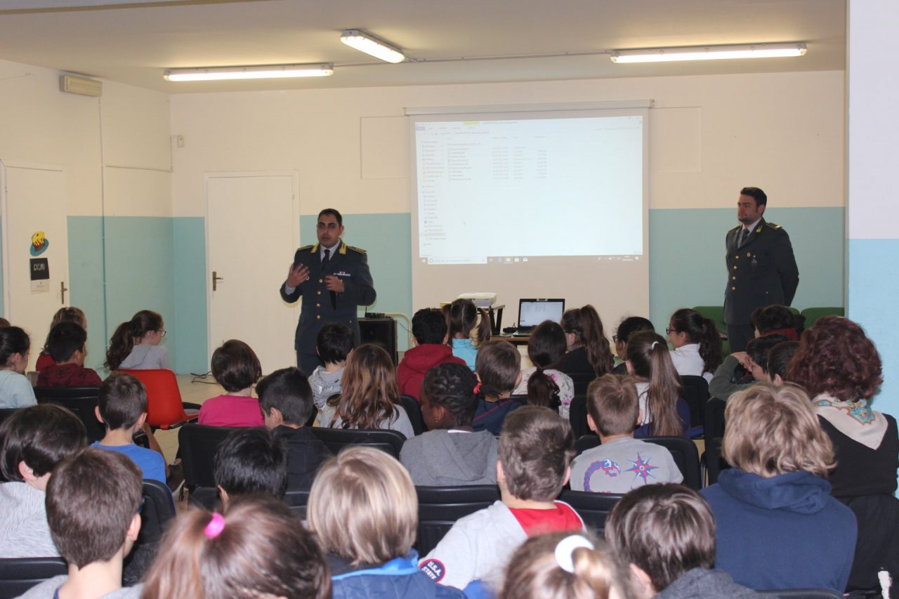 Studenti lecchesi a lezione di legalità con le Fiamme Gialle