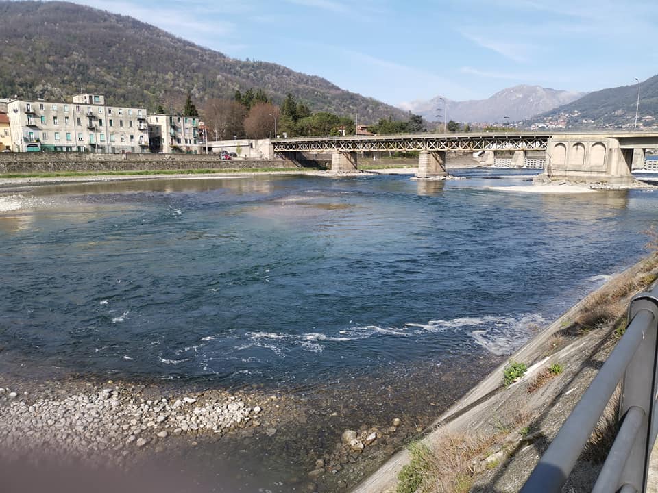 Non c’è pace, ancora scarichi e schiuma nel lago FOTO E VIDEO