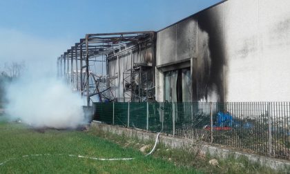 Maxi incendio in ditta: 6 squadre di Vigili del Fuoco al lavoro FOTO