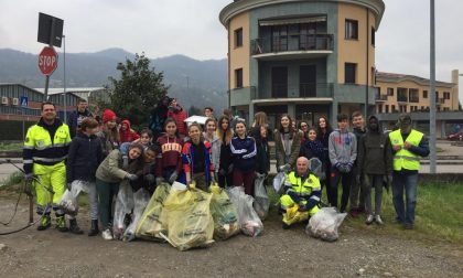 Gli studenti di Cisano e Torre de' Busi fanno squadra per la "Giornata del verde pulito" FOTO