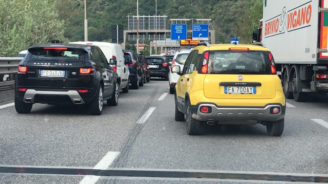 Tir in panne sulla Statale 36: traffico bloccato da Lecco verso Milano