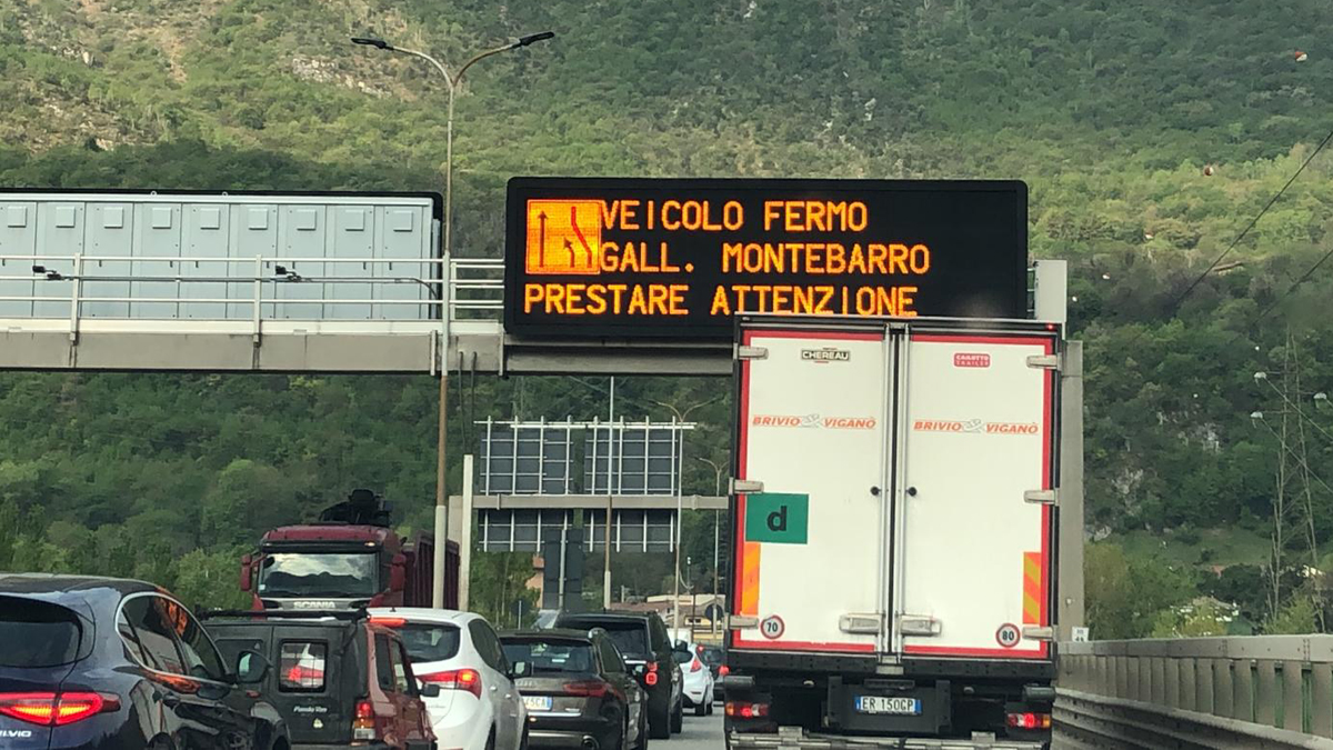 Due camion in panne: traffico bloccato in uscita da Lecco
