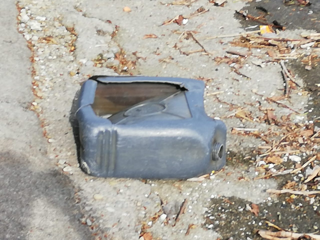 In 24 passi ecco 24 foto di plastica sulle rive dell’Adda FOTO
