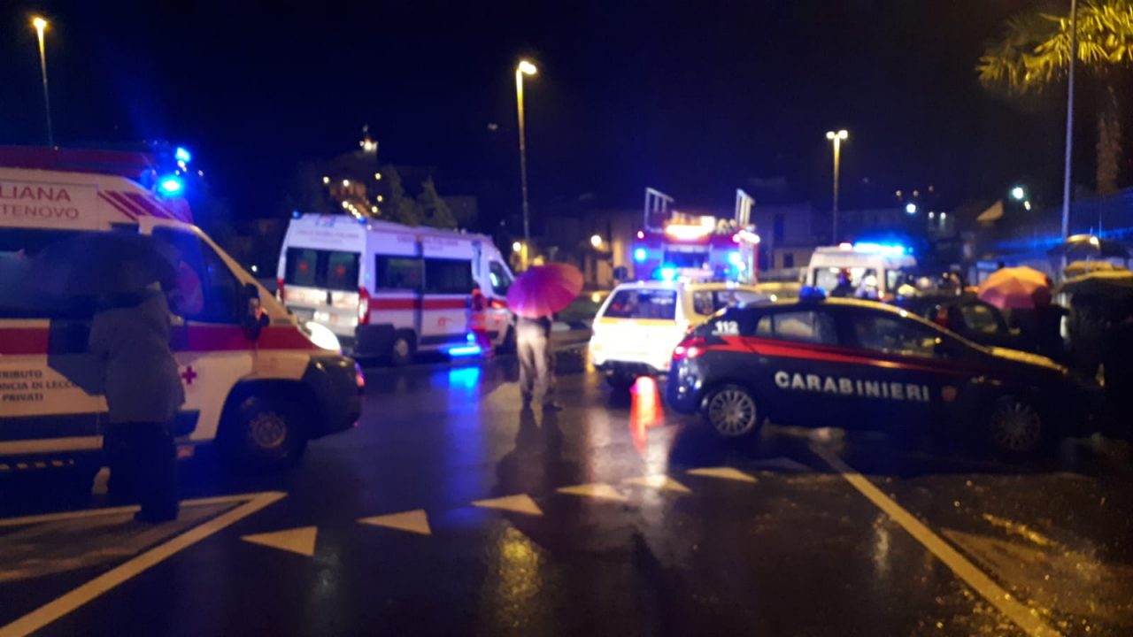 Terribile schianto contro un muro, quattro giovani feriti. 19enne gravissimo FOTO